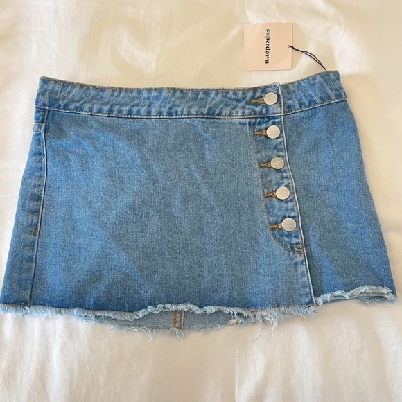 Revolve: Superdown "Jadea Buttoned Mini Skirt" - Picture 2 of 2